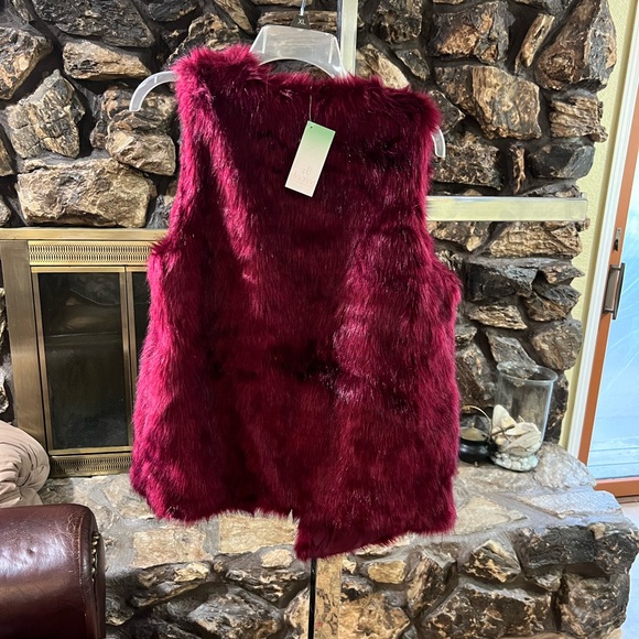 Decree NWT Burgundy Faux Fur Vest - Picture 2 of 5